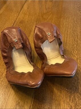 Woman’s Yosi Samra brown foldable pointed toe flat. Size 6. Leather. Never worn!
